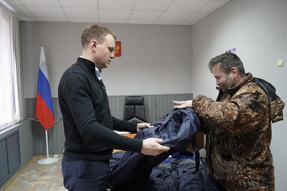 Фурмановская администрация подарила чистомену Михаилу Сонину зимний костюм